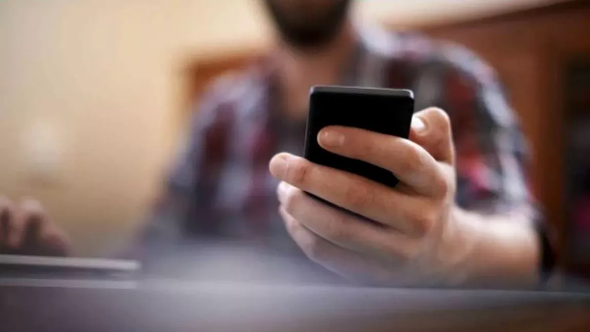 Telefoanele mobile care ne ascultă conversațiile! La ce trebuie să fie atenți românii 