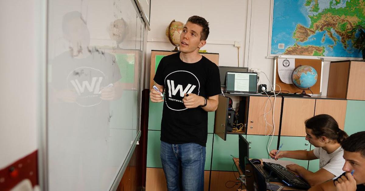 Cum ajungi sa castigi 10.000 euro pe luna ca programator in Romania ...
