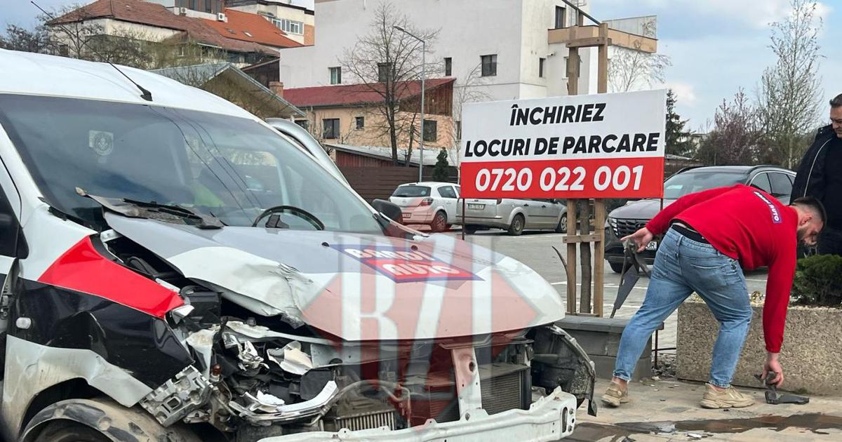 Șofer intrat cu mașina în fațada unui bloc de locuințe pe șoseaua Tudor Neculai.