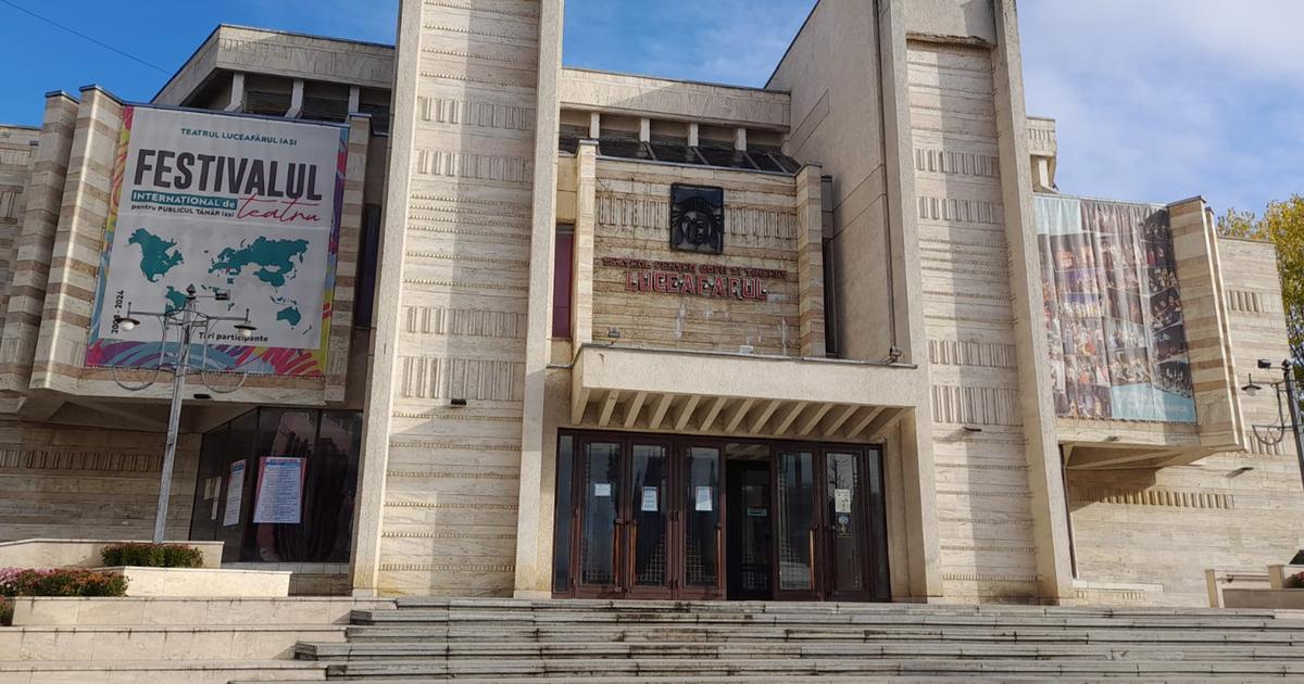 Clădirea Teatrului „Luceafărul” nu a fost renovată timp de aproape 40 de ani, așteptând finanțarea de la Consiliul Județean Iași.