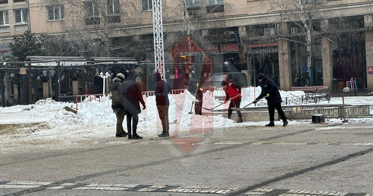 Pregătirile din centrul Iașului pentru Ziua Unirii: patinoarul dezafectat și zona curățată pentru evenimentele din 24 ianuarie.