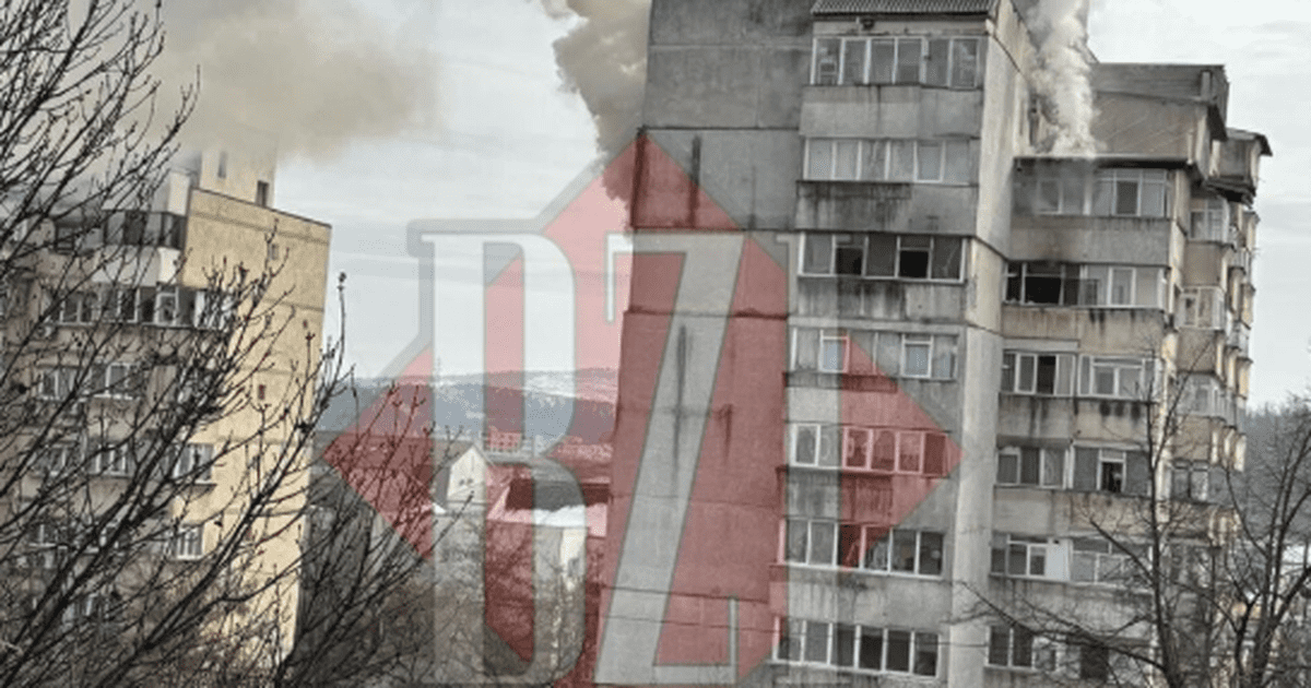 Incendiu devastator la un bloc din Nicolina, în care flăcările au afectat o parte a clădirii.