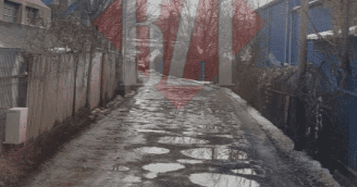 Strada din municipiul Iași, nu un traseu off-road, devine un coșmar pentru locuitorii din zonă.