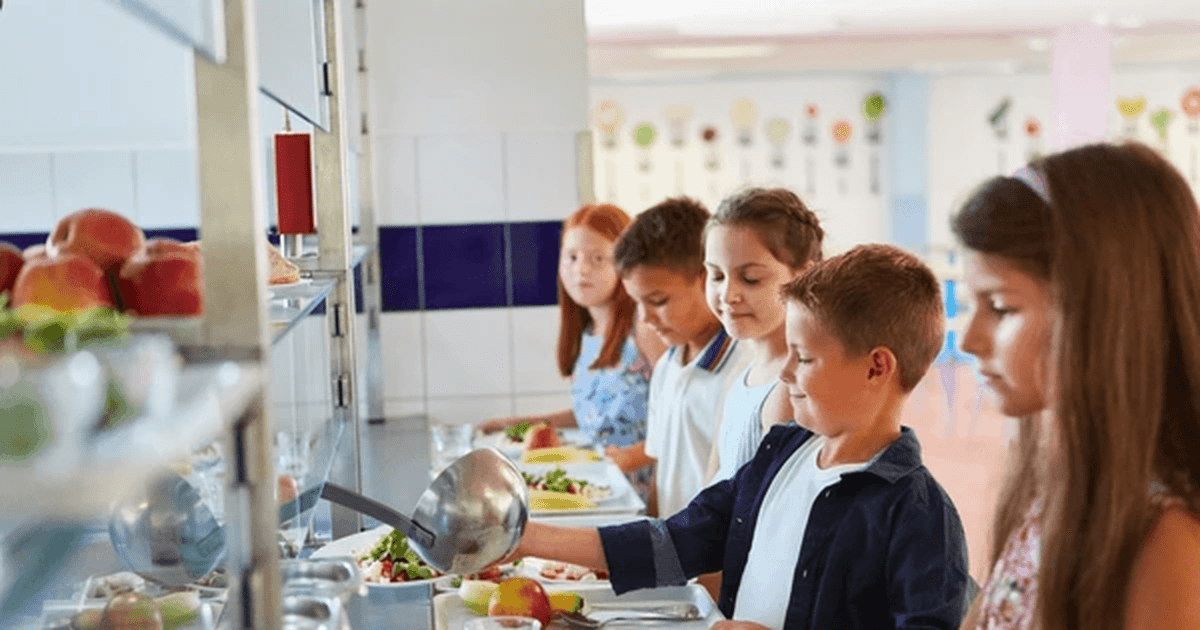 Alocația pentru 24.244 de elevi va crește de la 15,5 la 16,5 lei.