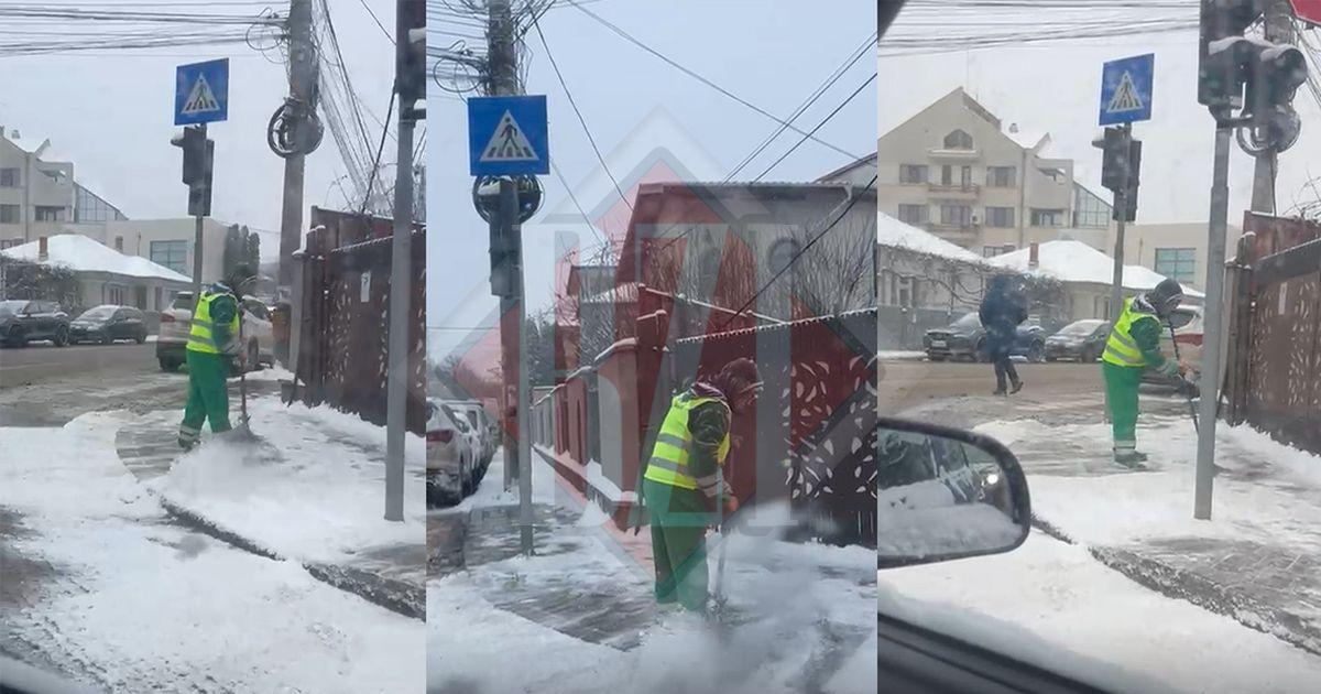 Angajații Salubris efectuează lucrări de curățare a trotuarelor în Iași.