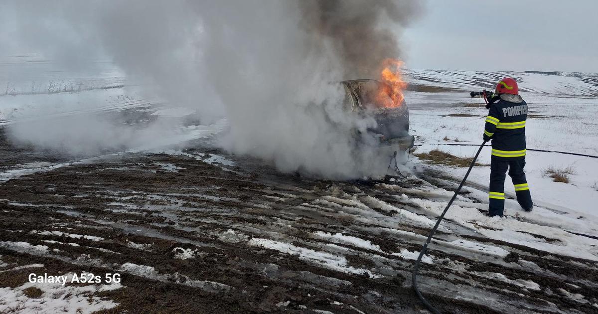 Incendiu la un autoturism în Scobinți, pompierii ieșeni intervin rapid.