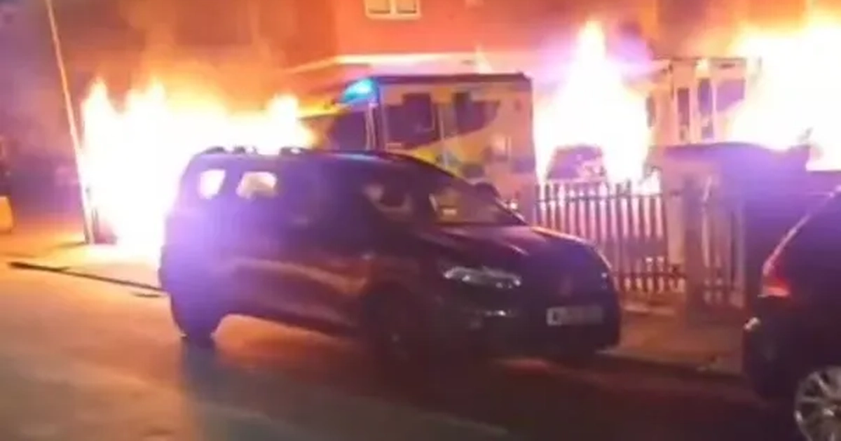 Atac șocant în plină noapte! Ambulanțe incendiate într-un cartier ...