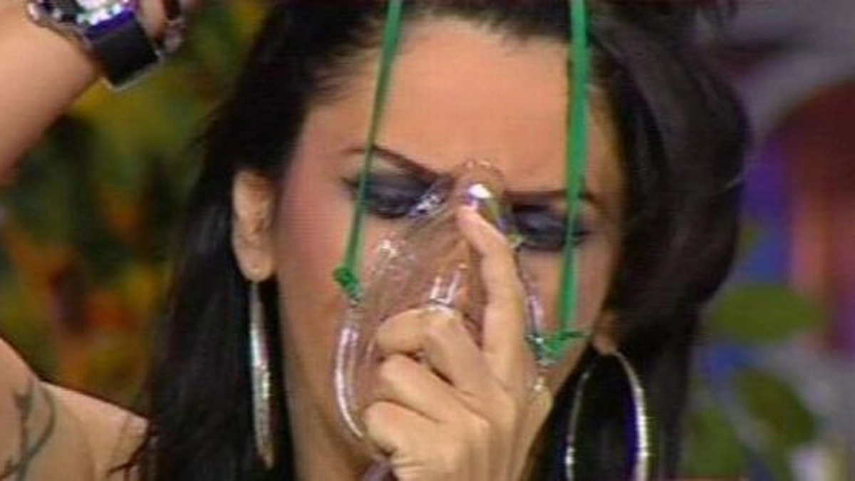 Oana_Zavoranu_nu_poate_respira_fara_o_masca_de_oxigen.jpg