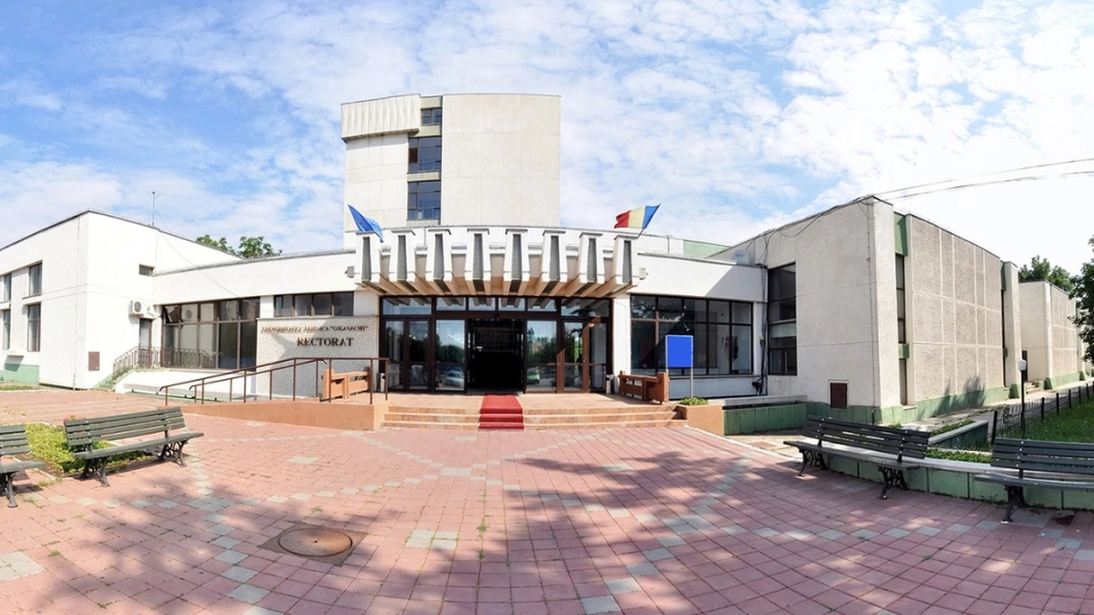 Sala de laborator, cu cercetători, din cadrul Universității Tehnice Gheorghe Asachi din Iași, cu microscoape