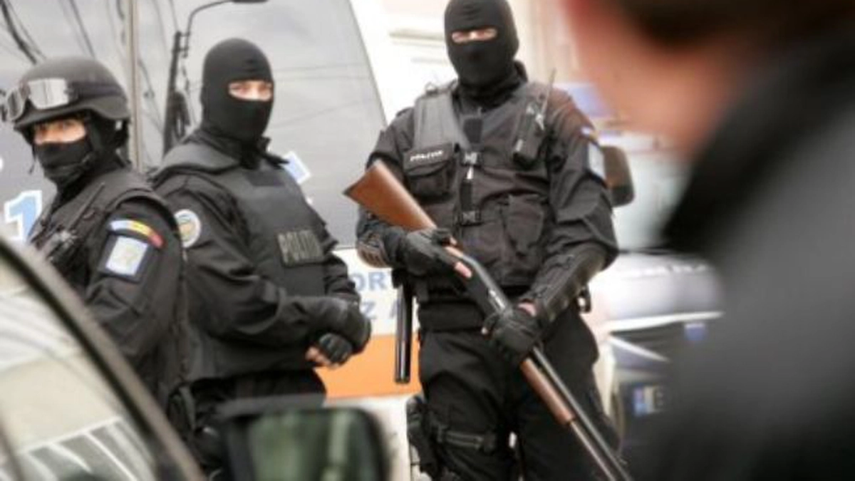 Percheziții la suspecți de trafic de persoane din Iași