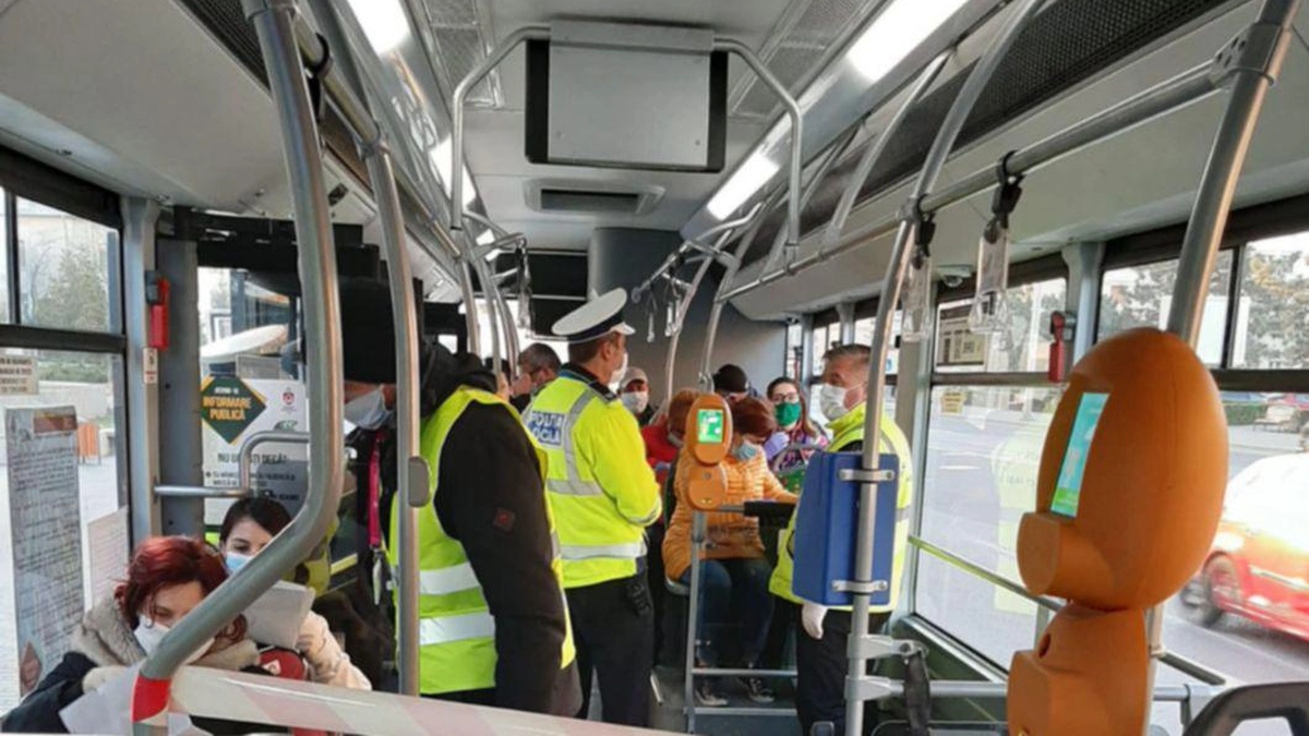 calatori cu masca de protectie in autobuz