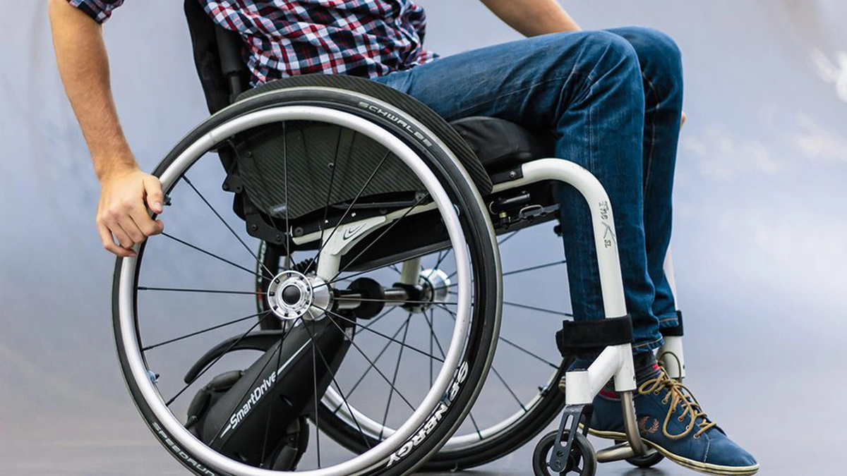 Noi vești pentru persoanele cu handicap! Legea 145/2020 îi obligă pe angajatori să le ofere condiții speciale