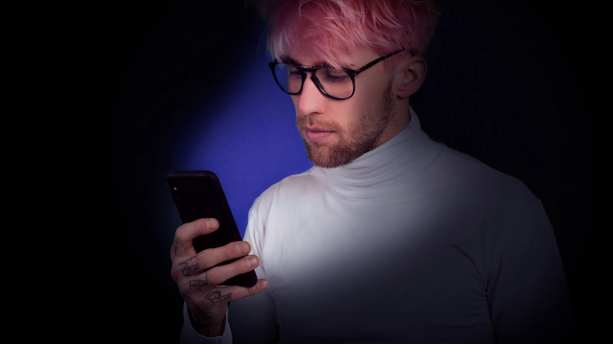 barbat cu smartphone