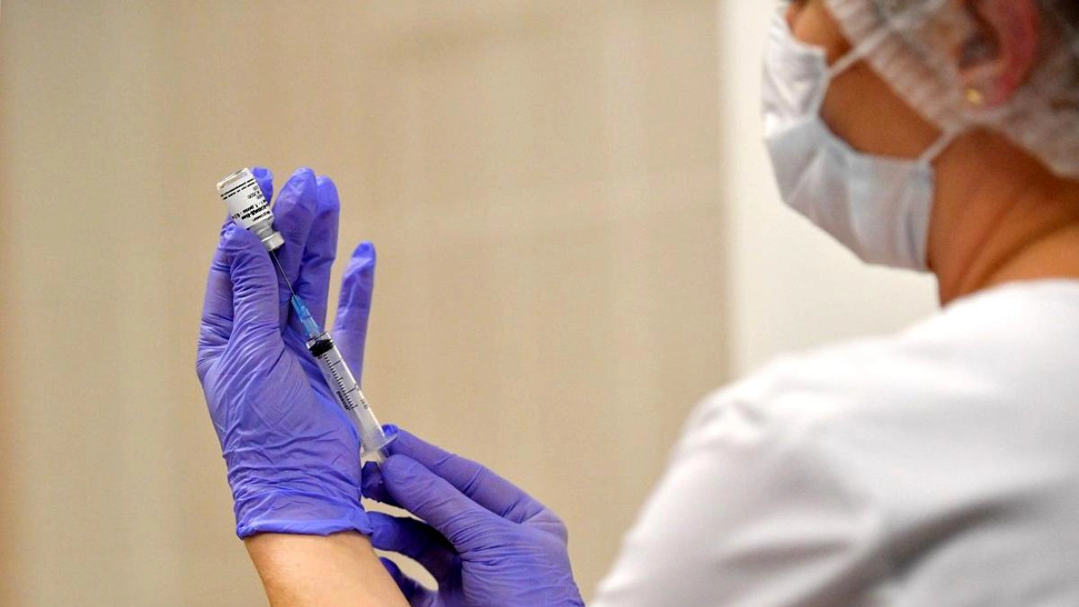 asistenta cu vaccin
