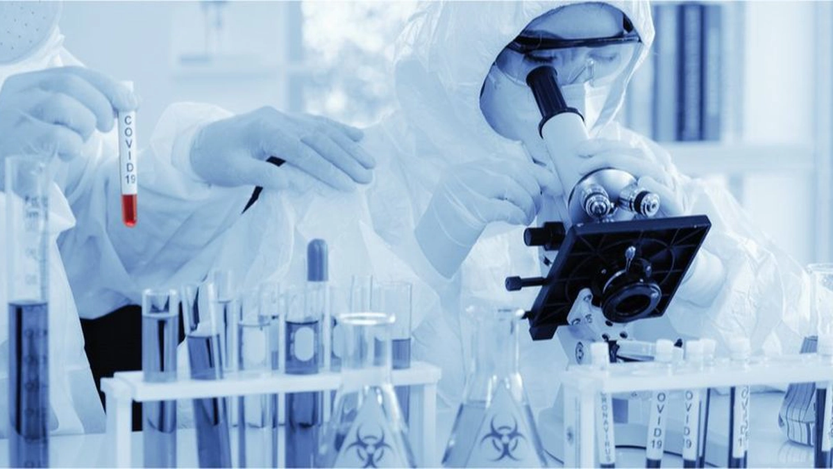 Un medic în laborator făcând studii pe noile tulpini de coronavirus