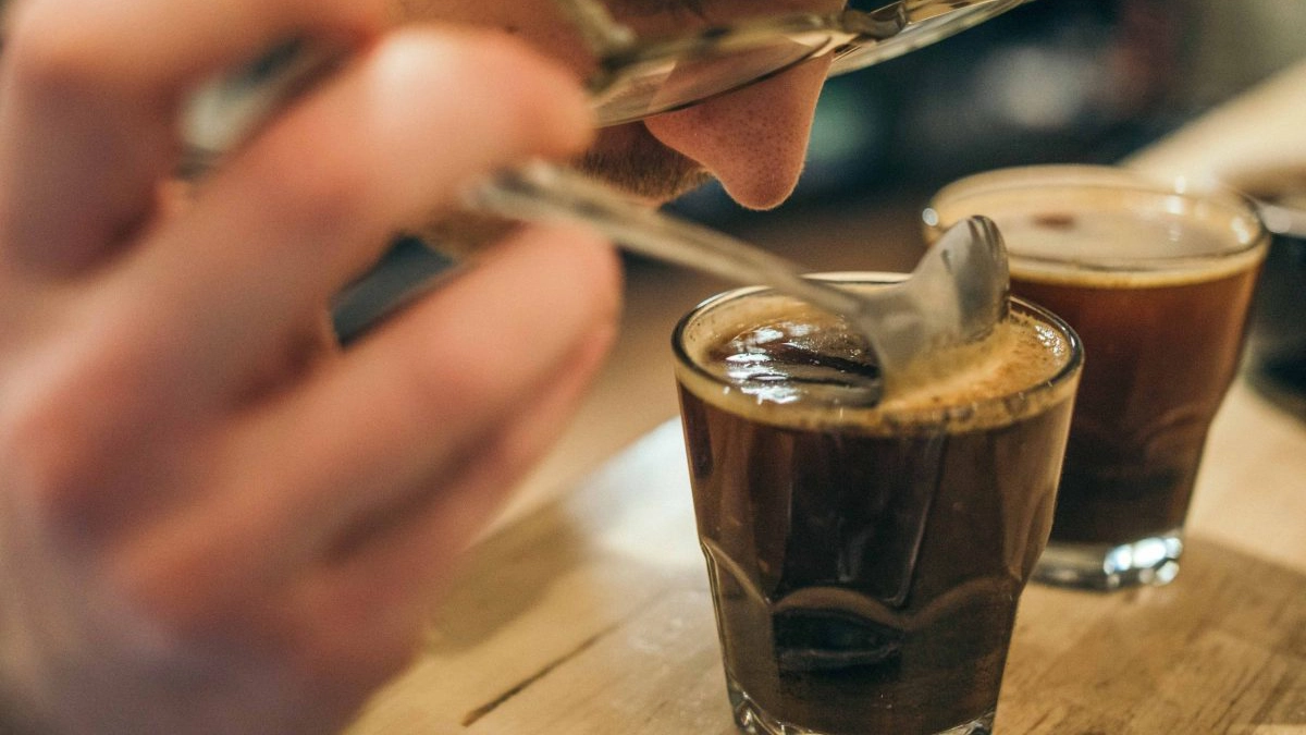 barbat care miroase o cafea