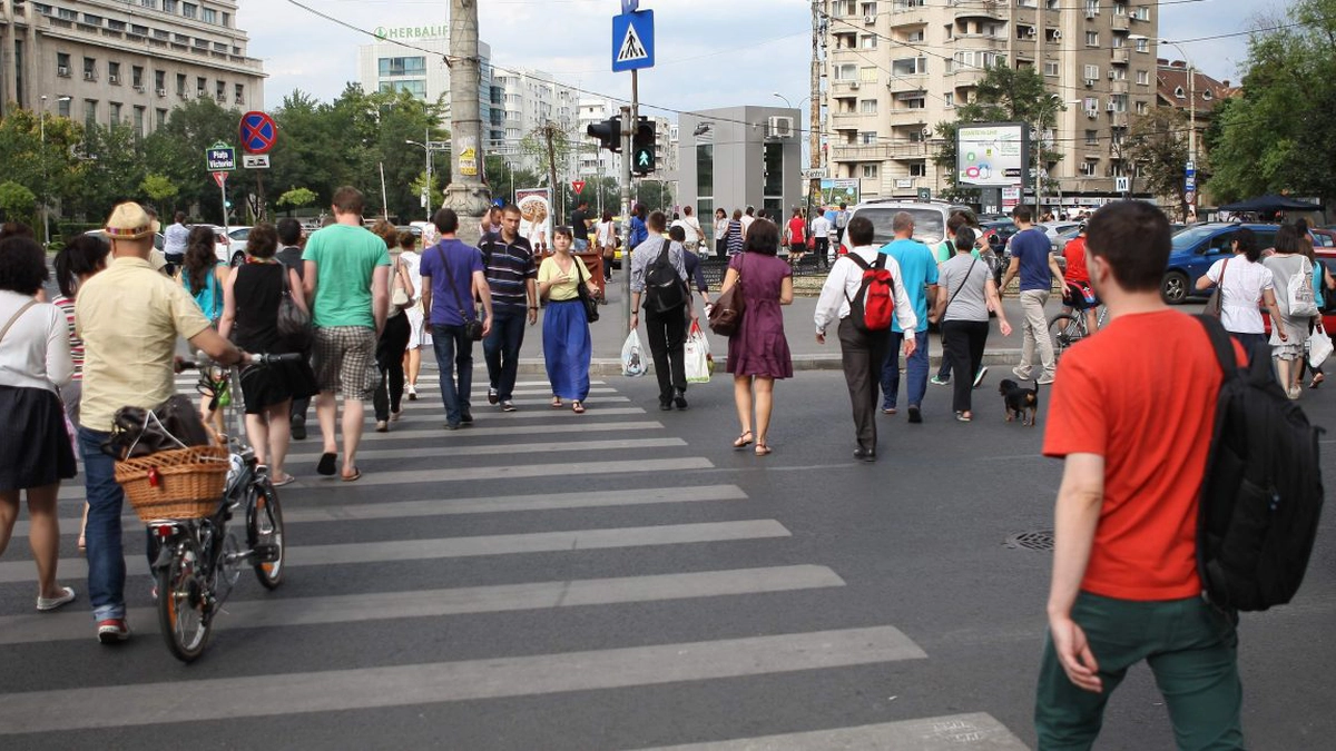 Oameni pe strada