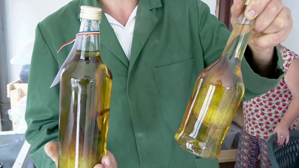 sticla de palinca cu para