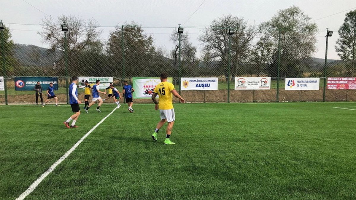 Un bărbat din carantină a fost prins de polițiști jucând fotbal cu baieții