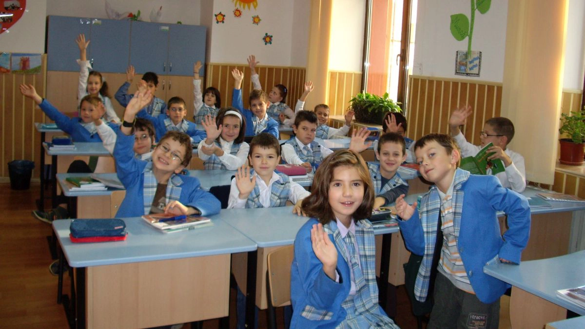 Elevi la cursuri derulate la Școala "Junior" a Universității "Alexandru Ioan Cuza" din Iași