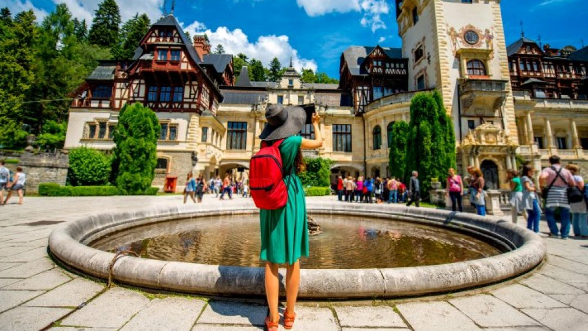 turisti la castelul peles