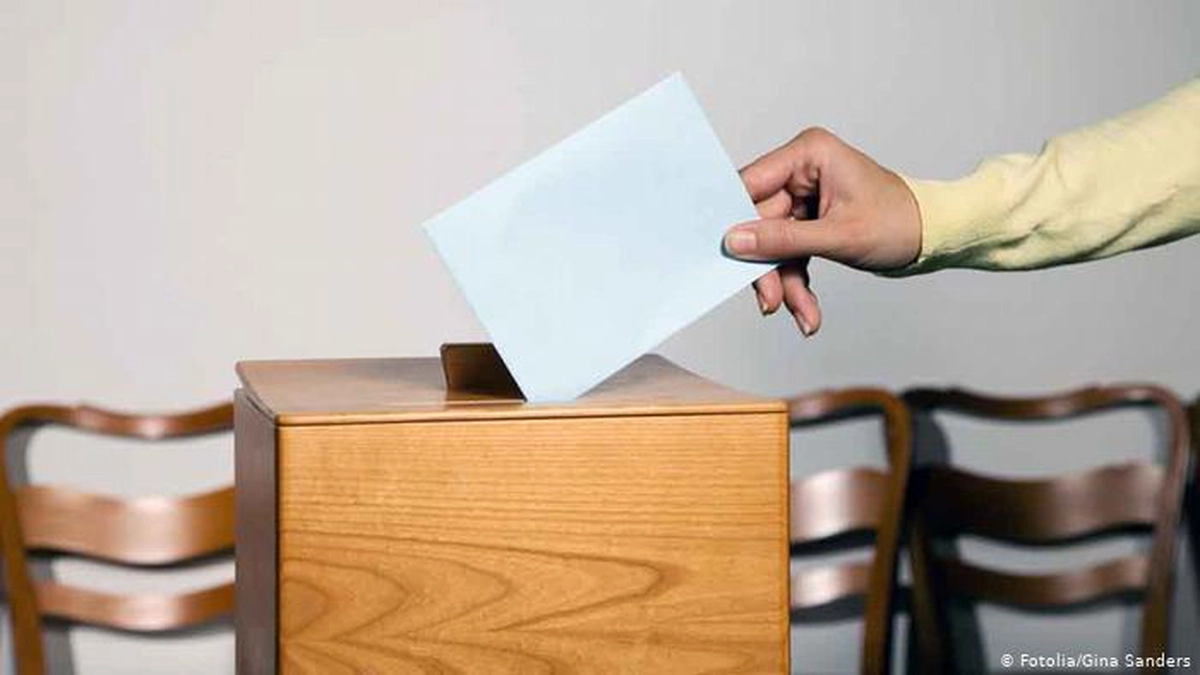 O persoană care introduce buletinul de vot într-o urnă de votare
