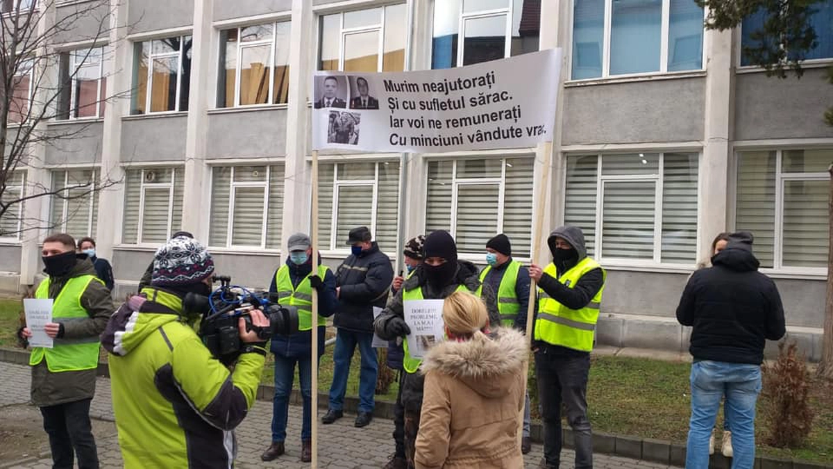 Polițiștii protestează în fața Guvernului