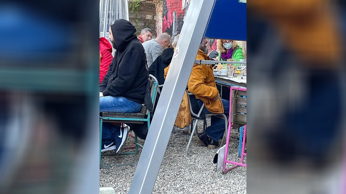 Dan Barna surprins la o masă