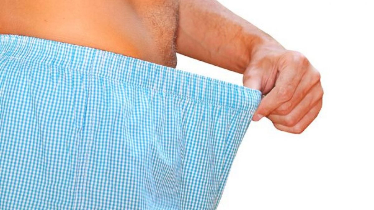 barbat-care-se-uita-in-pantaloni