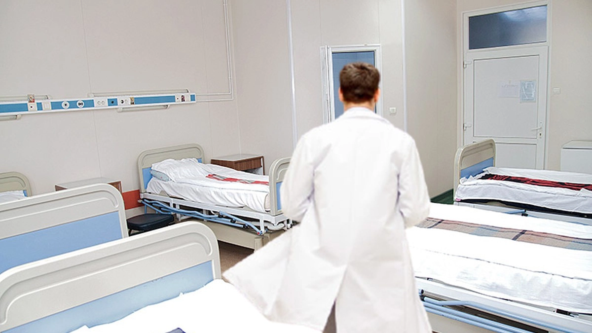 terapie-spital-paturi-goale-barbat-halat
