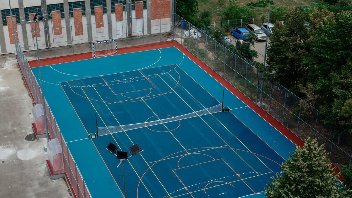 Terenuri de sport moderne în curtea școlilor din Iași