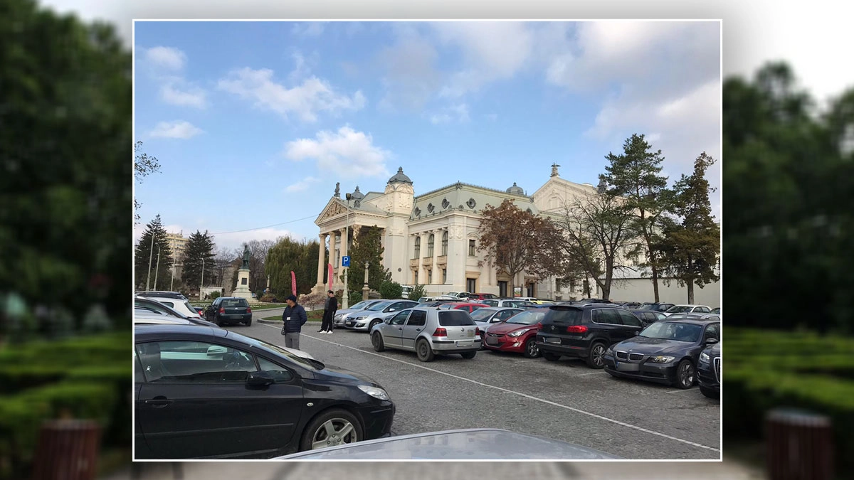 Autoturisme-parcare-lângă-Teatrul-național-Vasile-Alecsandri-din-municipiul-Iași