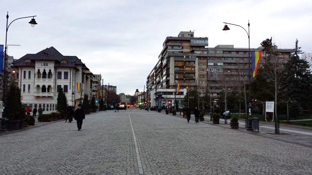 Persoane-aflate-pe-bulevardul-Ștefan-cel-Mare-și-Sfânt,-din-municipiul-Iași
