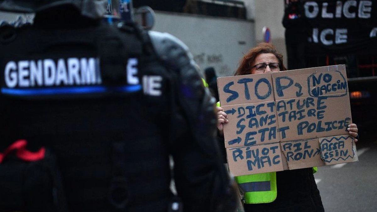 o femeie care protestează