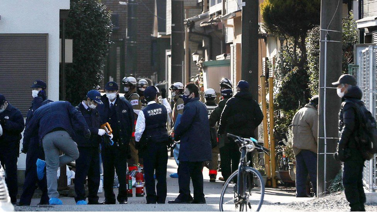 polițiști în fața casei atacatorului din Japonia