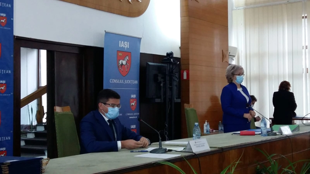 Alexe alaturi de alte 3 persoane in sala de sedinte