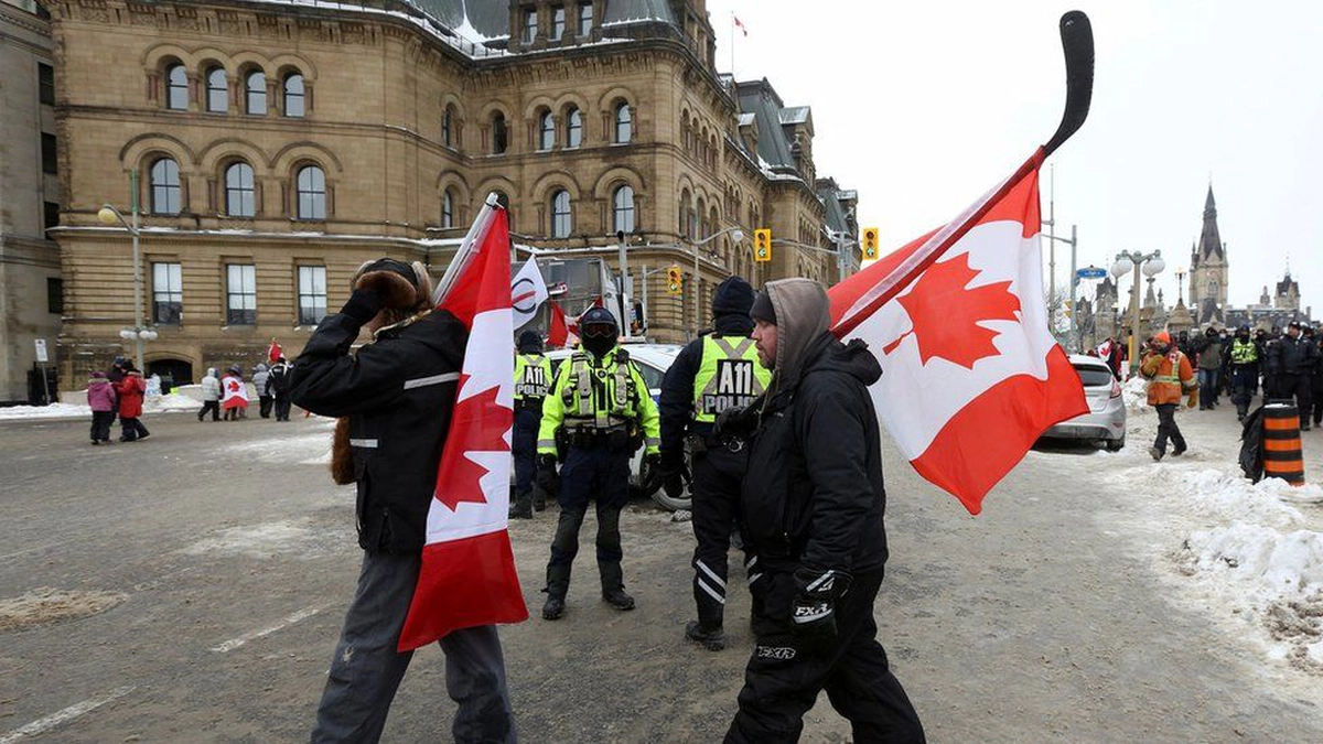 oameni care protestează în Canada