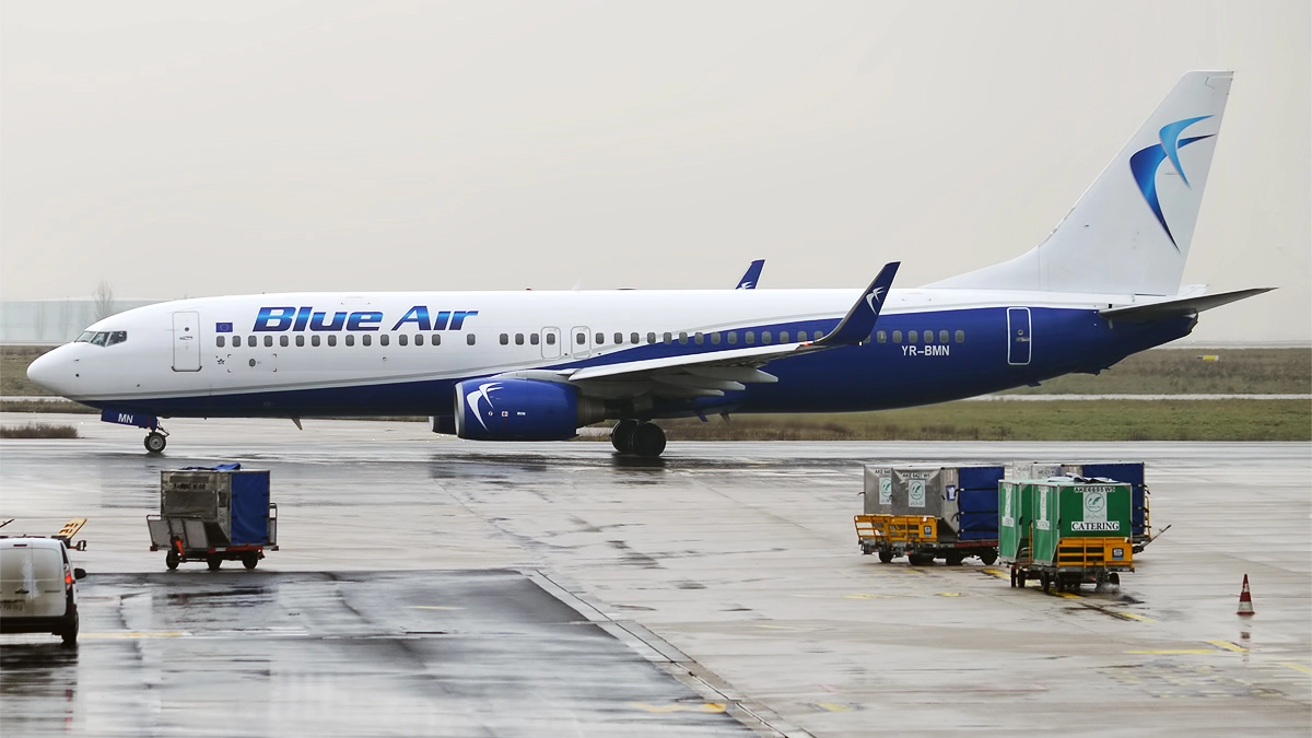 un avion BlueAir pe o pistă de aterizare