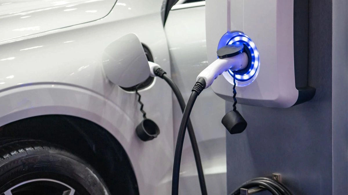 Mașină-electrică-ce-se-încarcă-într-o-stație