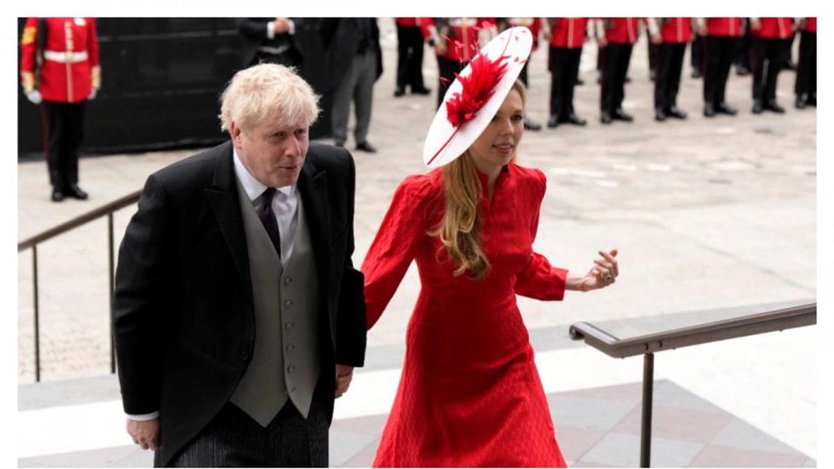 Boris Johnson huiduit și ironizat