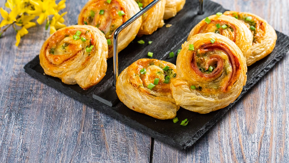 aperitive-din-foietaj-cu-sunca-si-cascaval