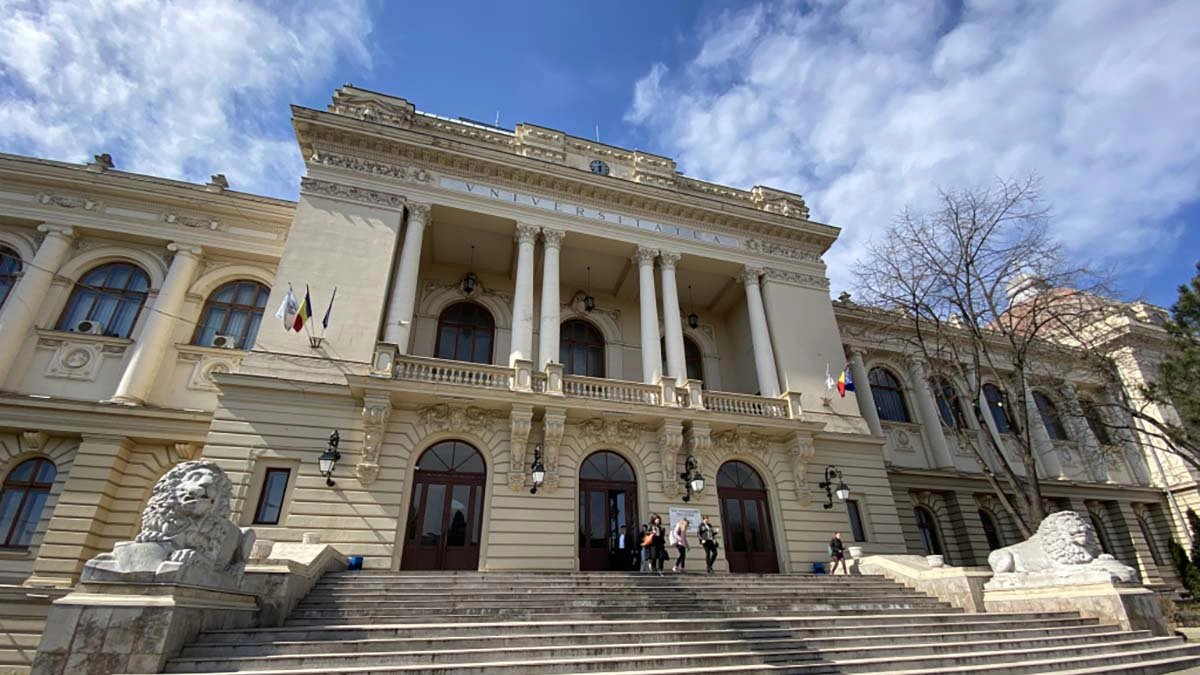 Studenti in fata Universitatii ”Alexandru Ioan Cuza” din Iasi