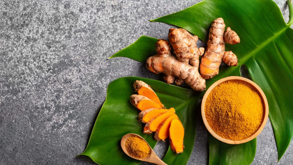 Turmeric,Powder,And,Fresh,Turmeric,Root,On,Grey,Concrete,Background