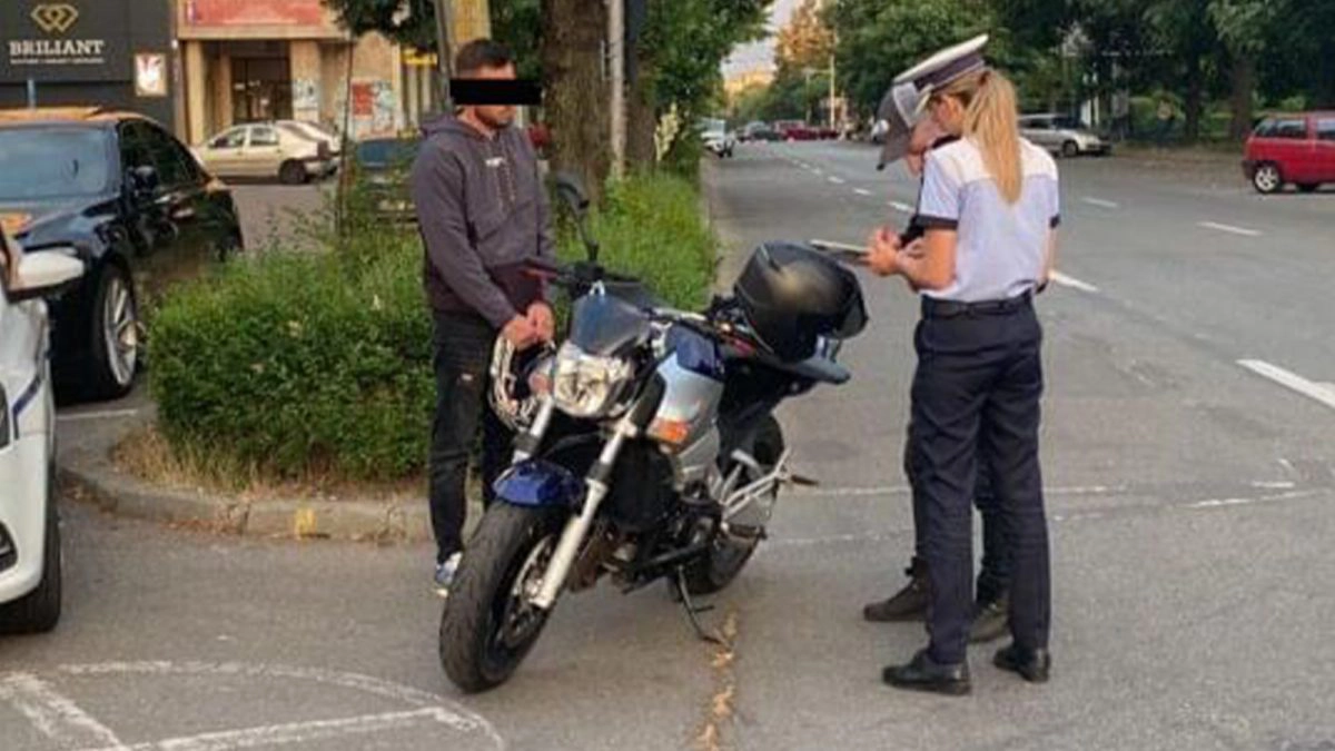 Bărbat-pe-motocicletă-lângă-un-polițist