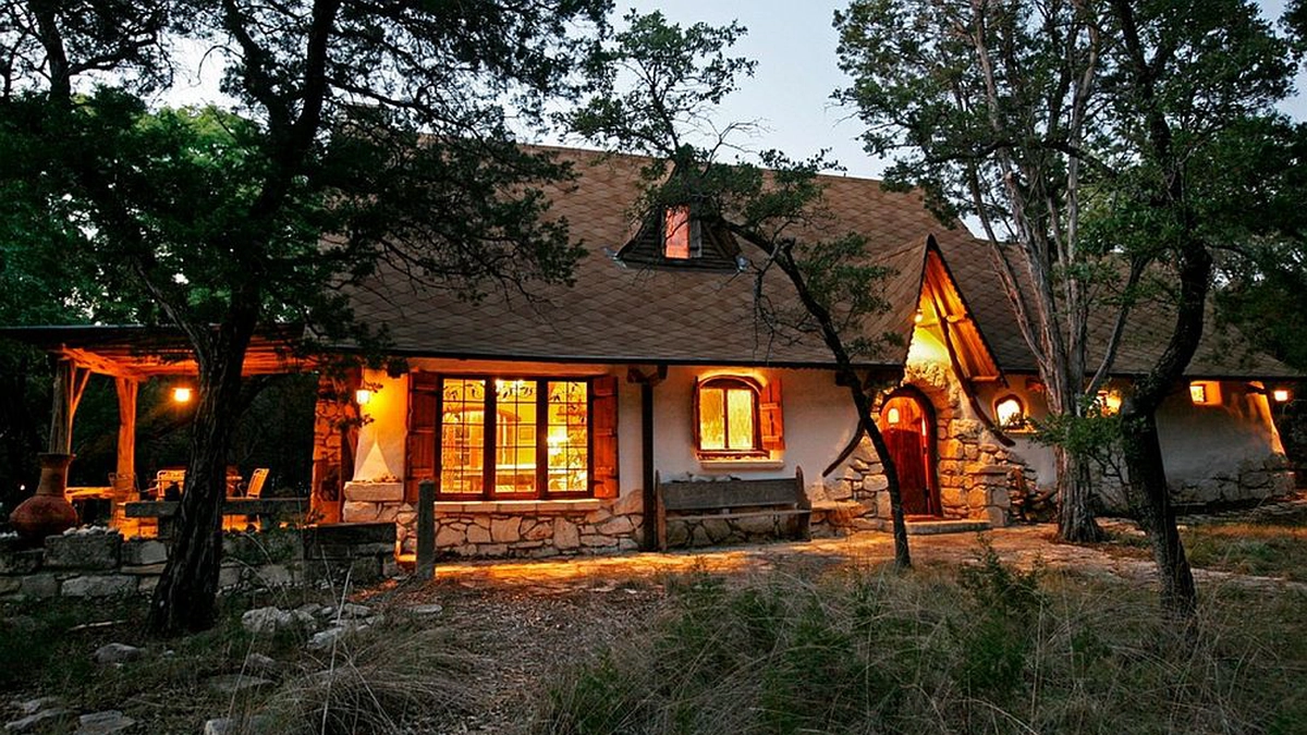 casa-din-paie-si-lut