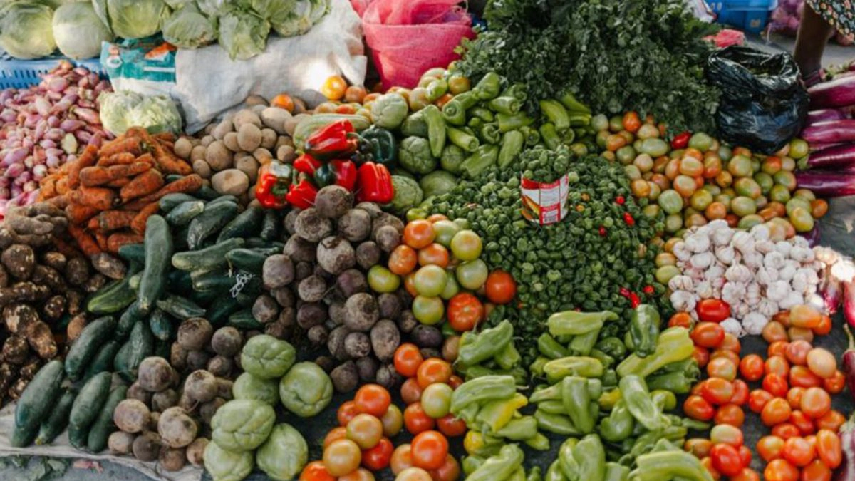 o-tarabă-cu-legume-de-la-piață