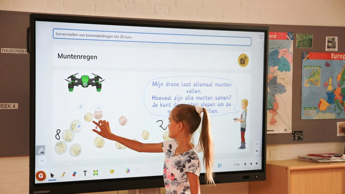 o tabla interactiva sau copii care au tablete videoproiector in clasa