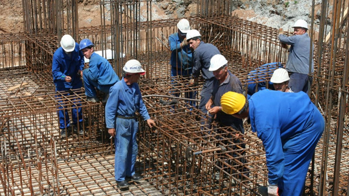 șantier-în-construcții-la-un-bloc