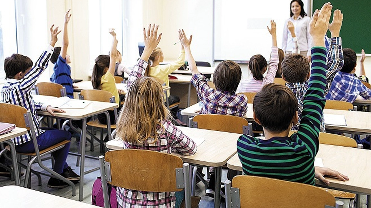 poză elevi și profesoară