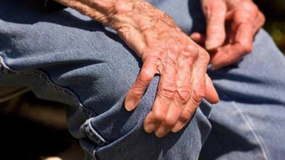 doi bărbați care tâlhăresc un bătrân